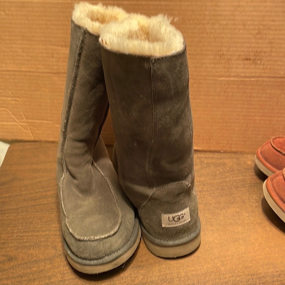 Ladies size 9 UGG boots